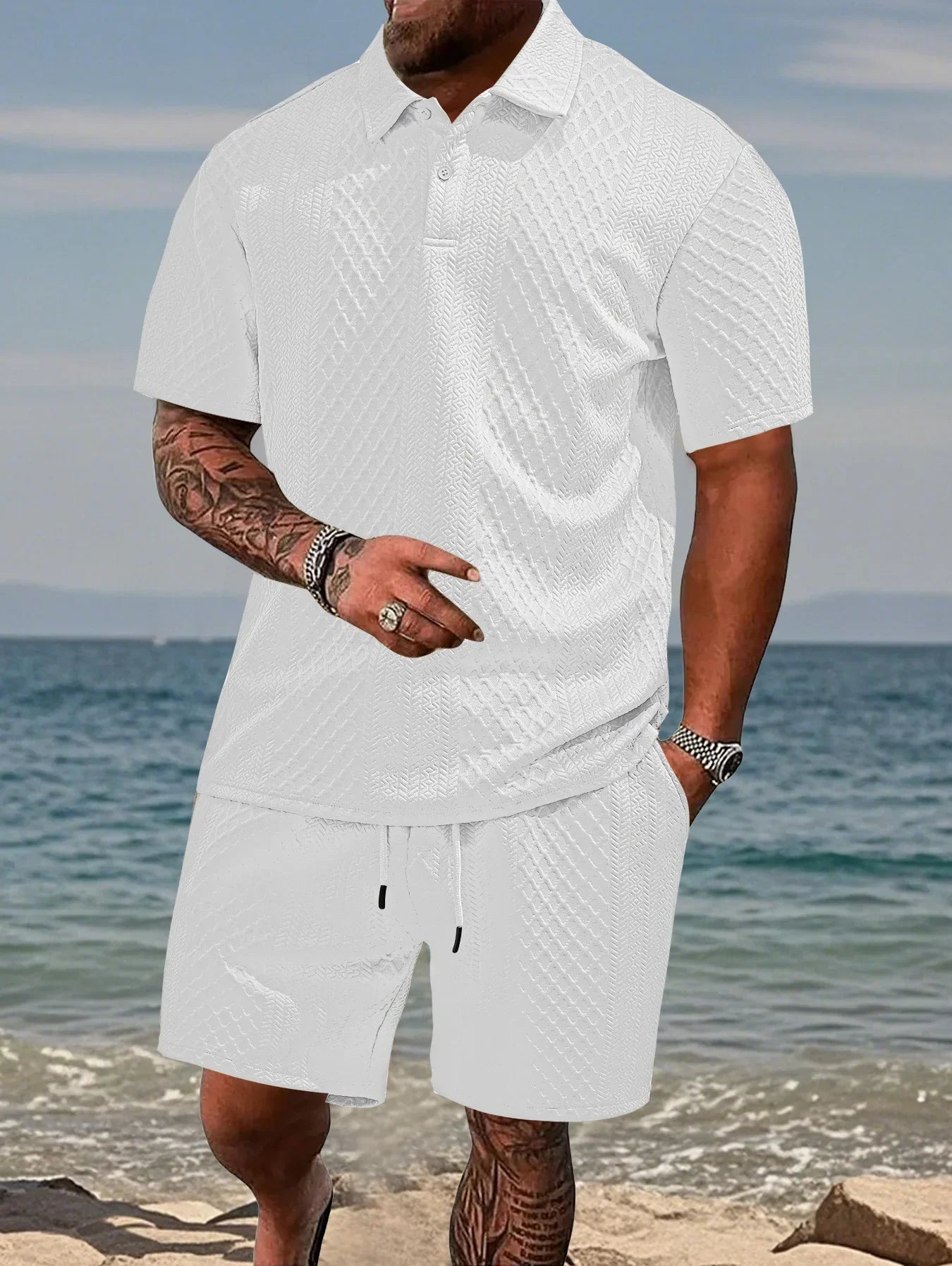 Novo conjunto de 2 peças de camisa polo esportiva fina masculina com estampa geométrica europeia de verão e tecido jacquard, manga curta e shorts