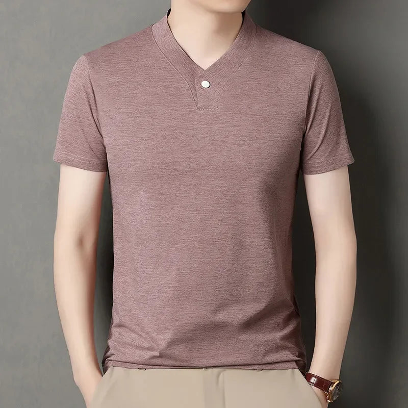 Camiseta masculina casual e moderna de um botão com decote em V e cor sólida, manga curta