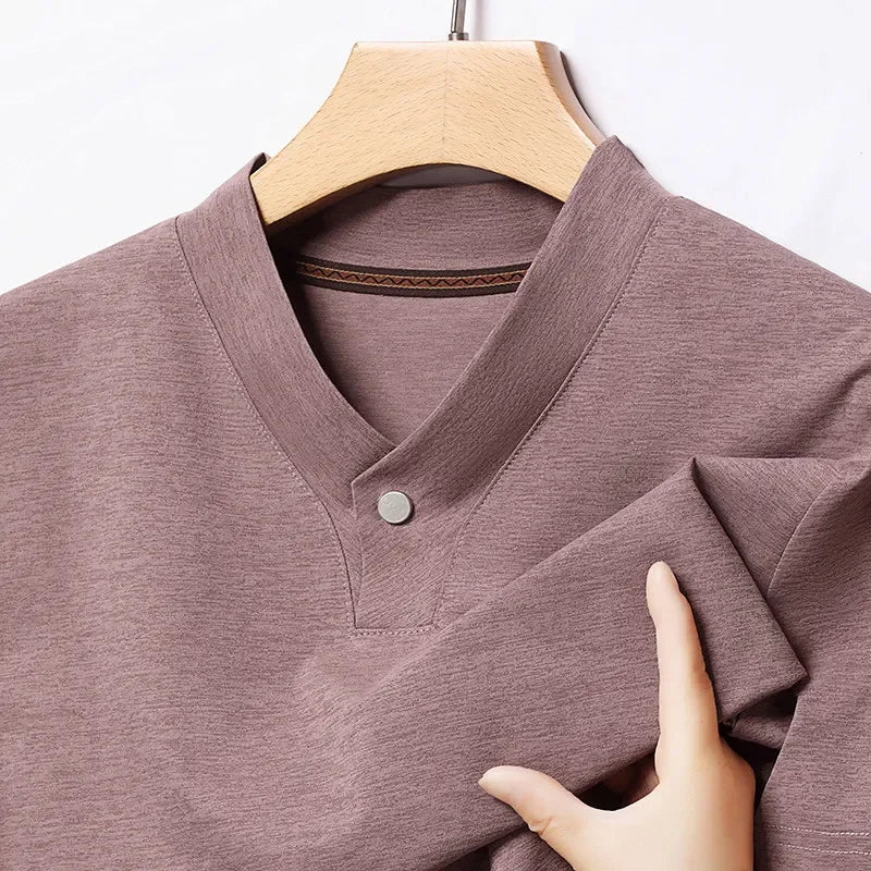 Camiseta masculina casual e moderna de um botão com decote em V e cor sólida, manga curta