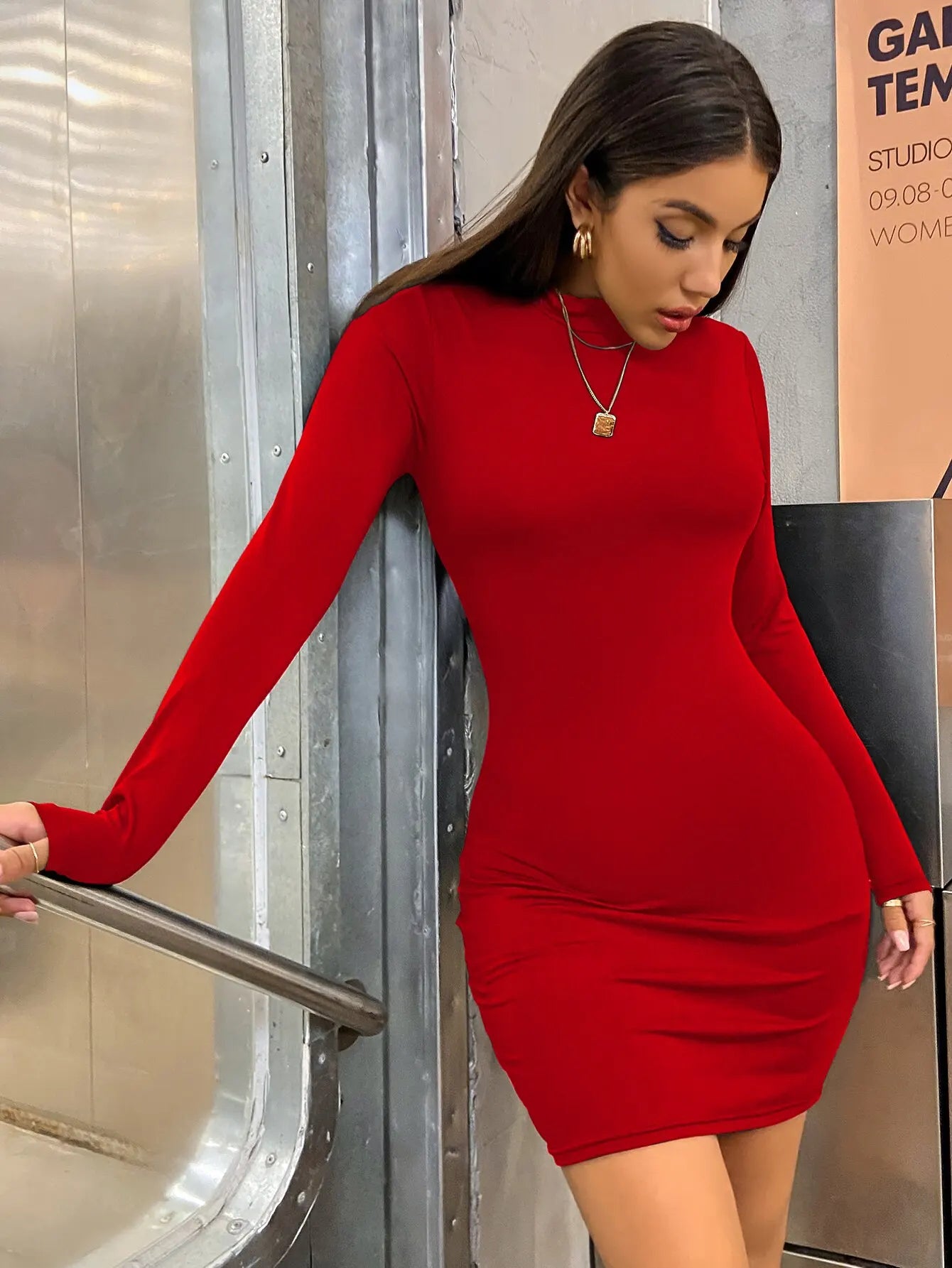 Vestido curto justo com manga comprida, gola alta, plissado, franzido, cores sólidas