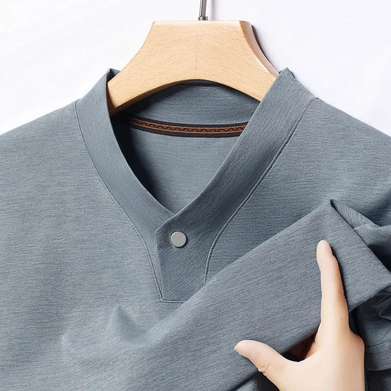 Camiseta masculina casual e moderna de um botão com decote em V e cor sólida, manga curta
