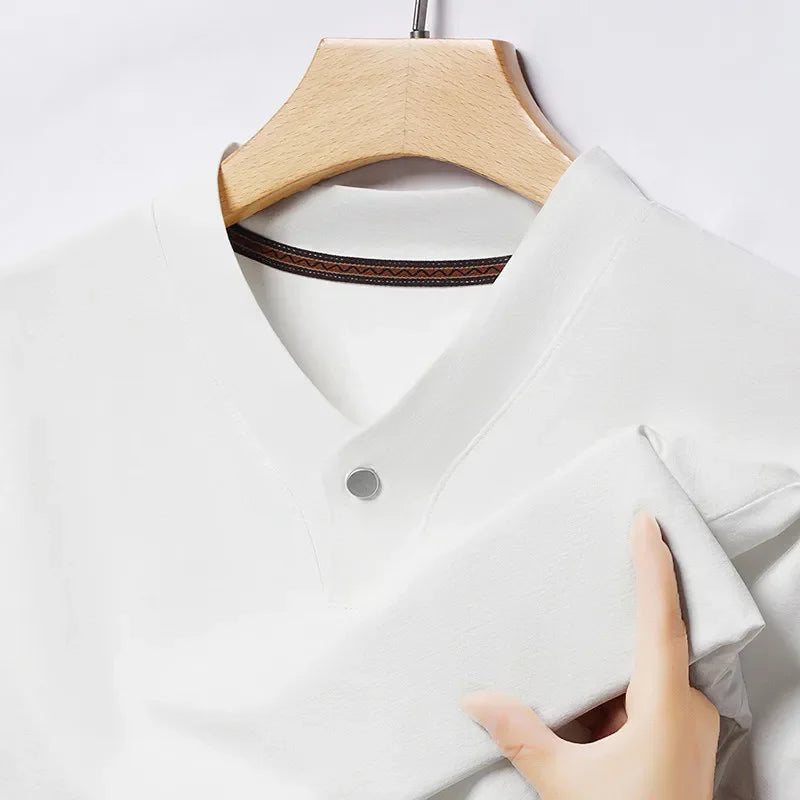 Camiseta masculina casual e moderna de um botão com decote em V e cor sólida, manga curta