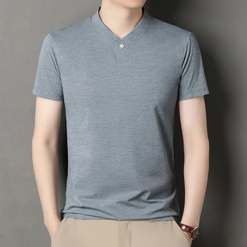 Camiseta masculina casual e moderna de um botão com decote em V e cor sólida, manga curta