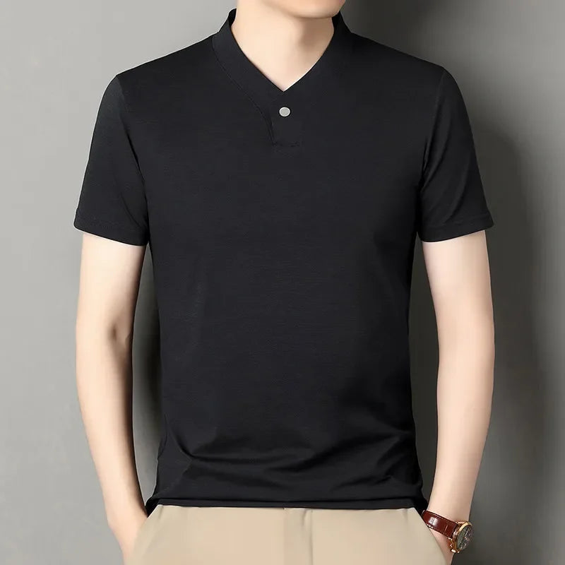 Camiseta masculina casual e moderna de um botão com decote em V e cor sólida, manga curta
