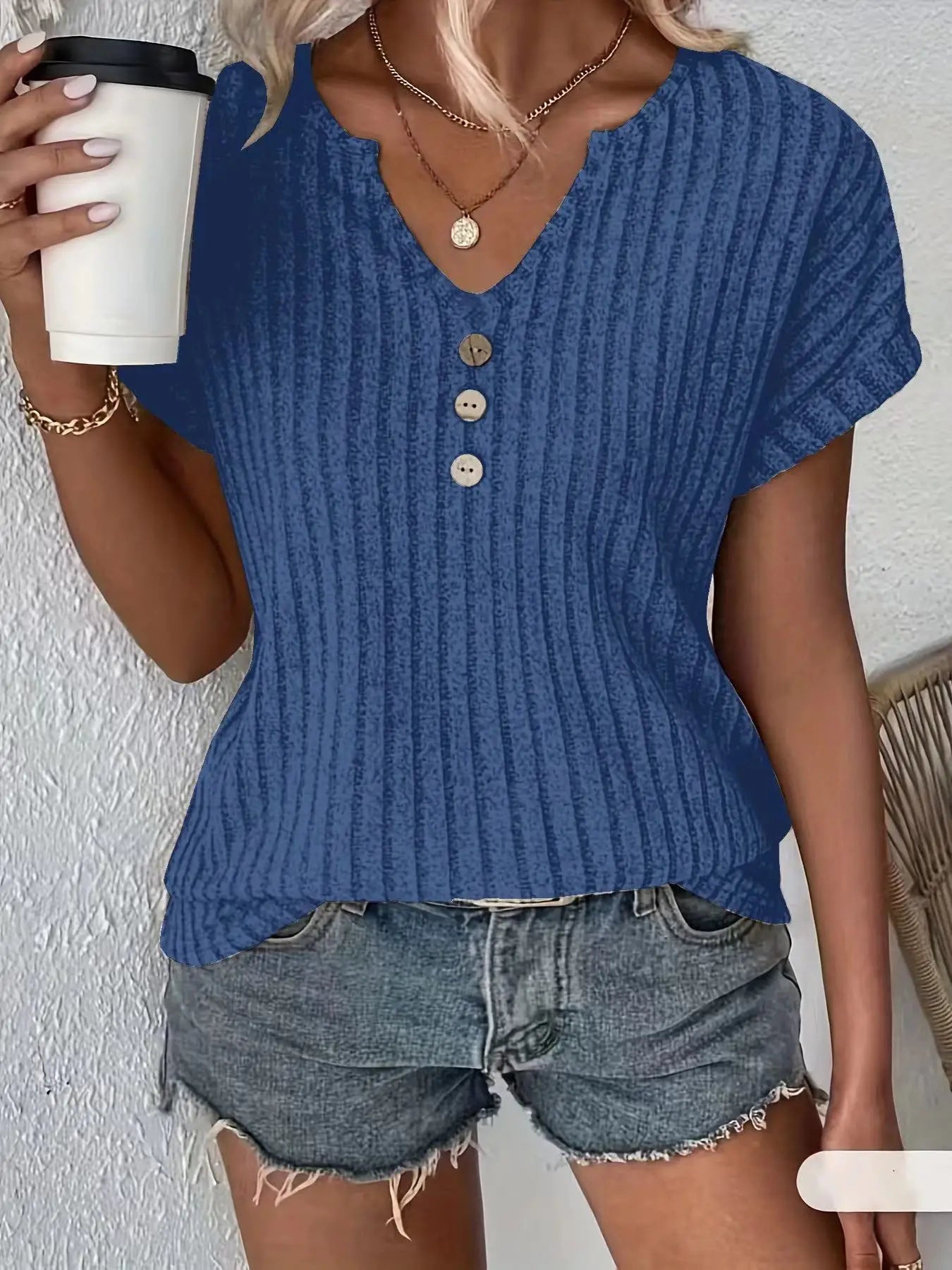Nova camiseta feminina elegante com decote em V e botões, cor sólida, primavera/verão