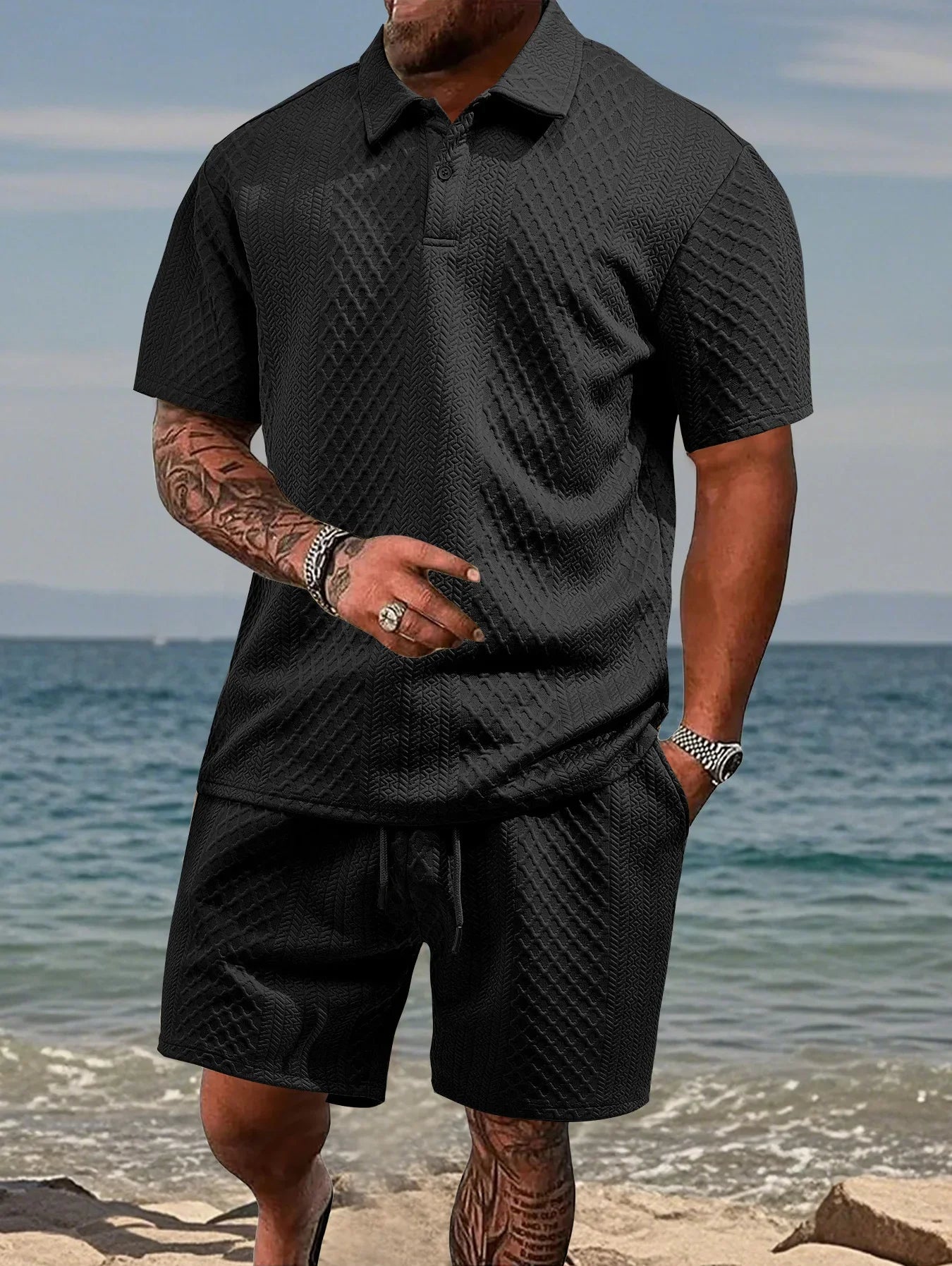 Novo conjunto de 2 peças de camisa polo esportiva fina masculina com estampa geométrica europeia de verão e tecido jacquard, manga curta e shorts