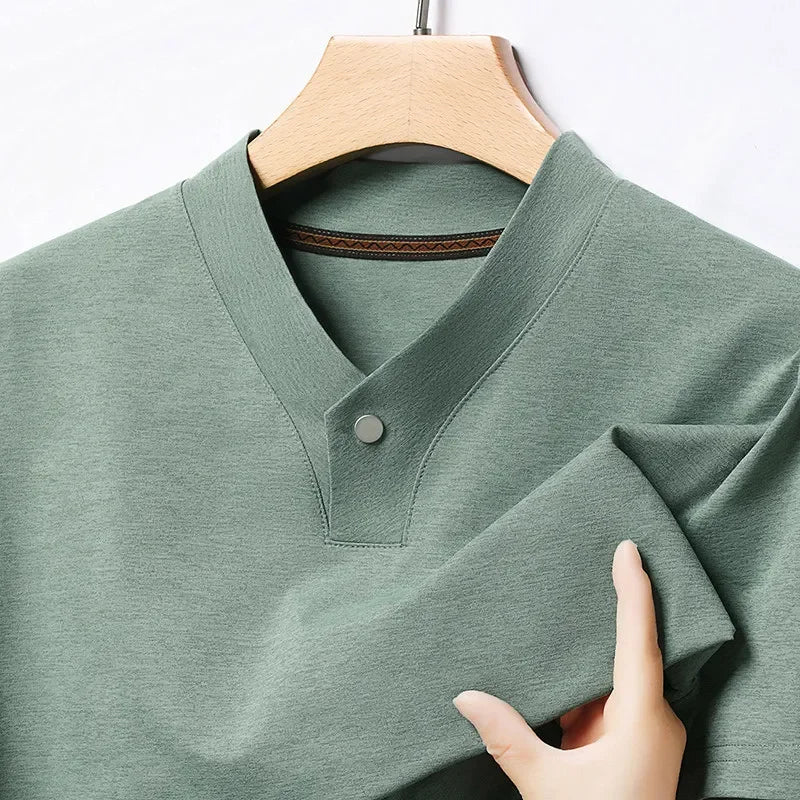 Camiseta masculina casual e moderna de um botão com decote em V e cor sólida, manga curta