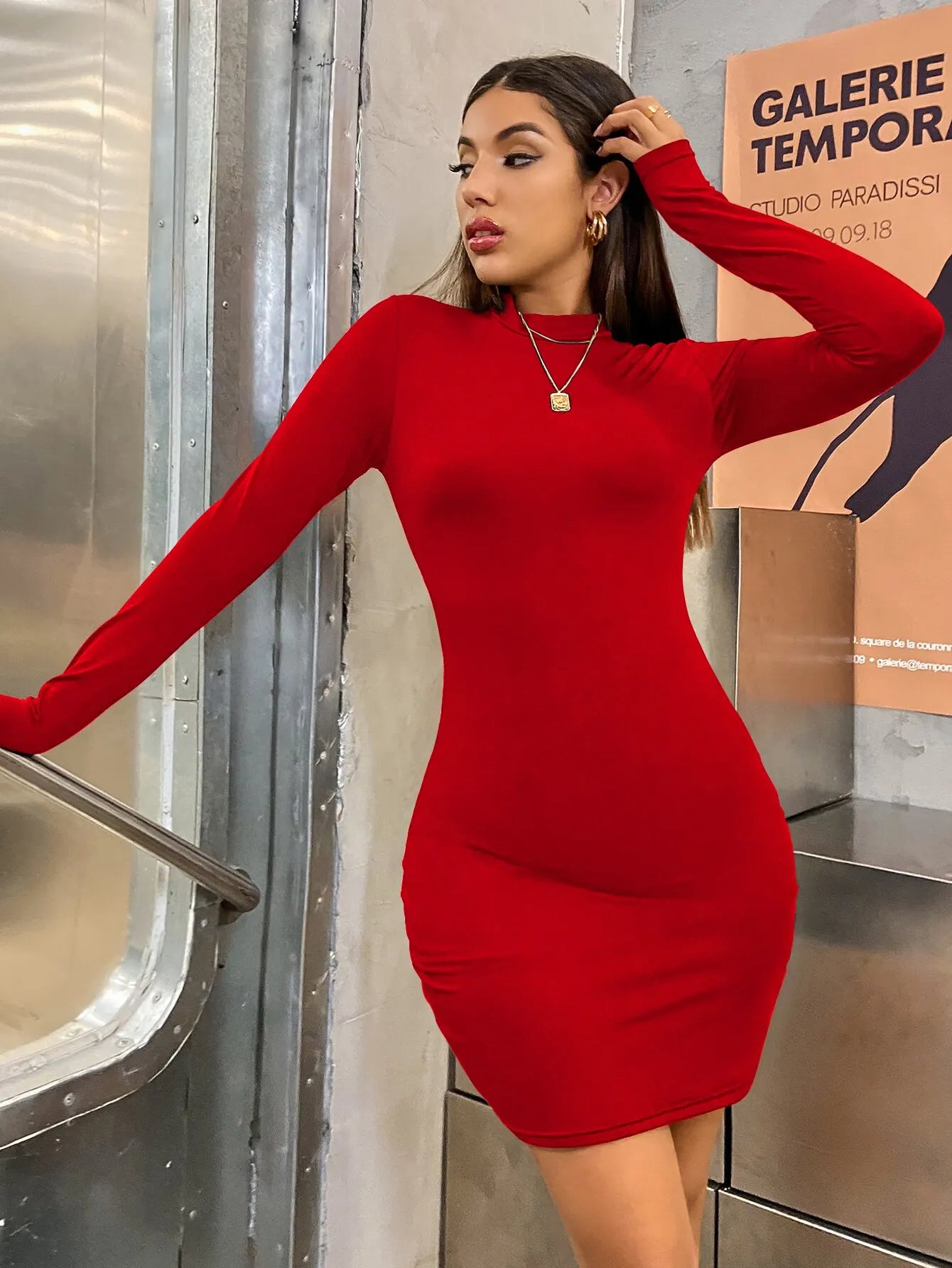 Vestido curto justo com manga comprida, gola alta, plissado, franzido, cores sólidas