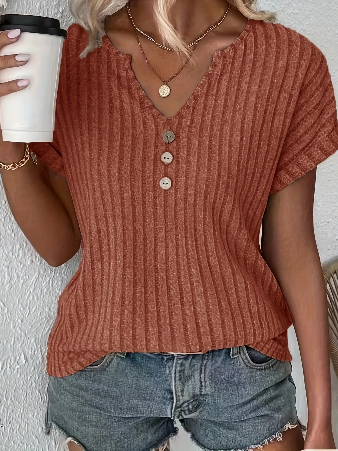 Nova camiseta feminina elegante com decote em V e botões, cor sólida, primavera/verão