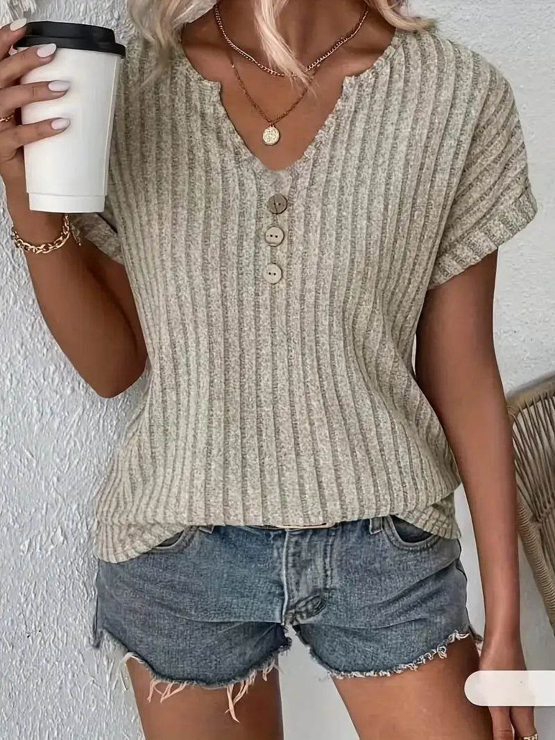 Nova camiseta feminina elegante com decote em V e botões, cor sólida, primavera/verão