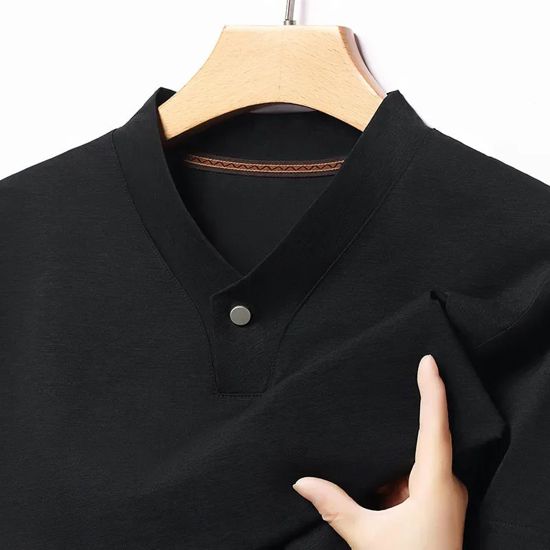 Camiseta masculina casual e moderna de um botão com decote em V e cor sólida, manga curta