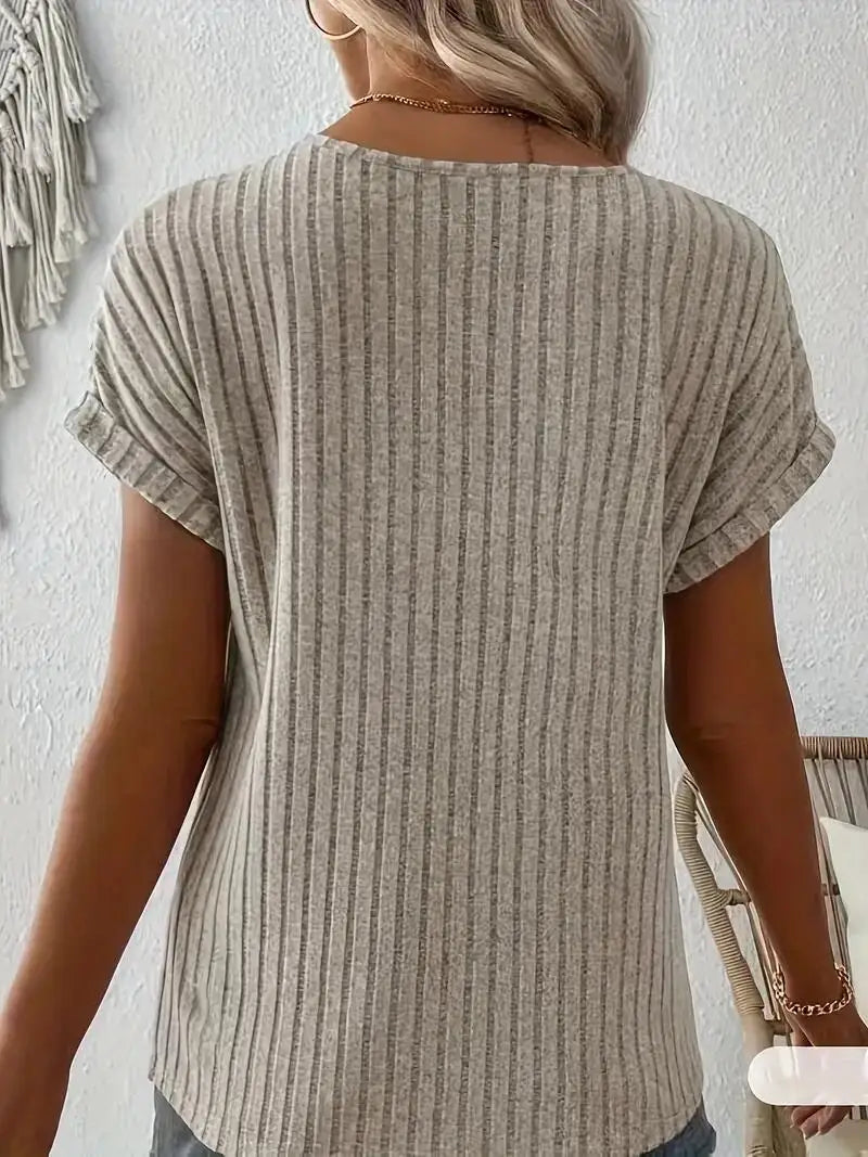 Nova camiseta feminina elegante com decote em V e botões, cor sólida, primavera/verão