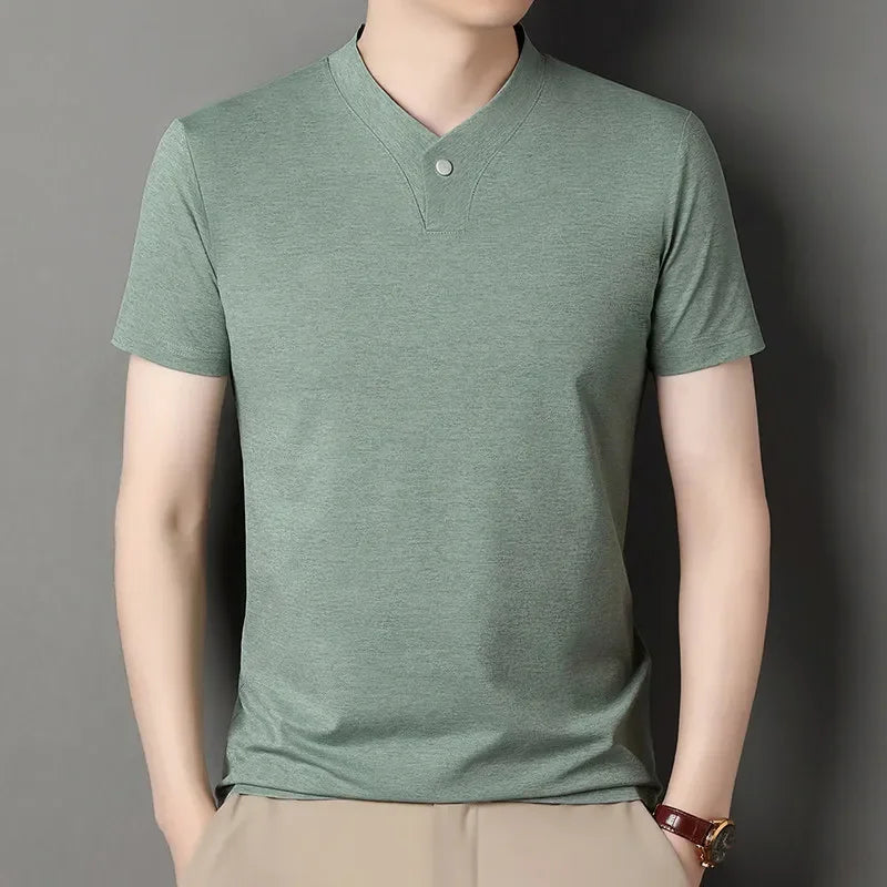 Camiseta masculina casual e moderna de um botão com decote em V e cor sólida, manga curta