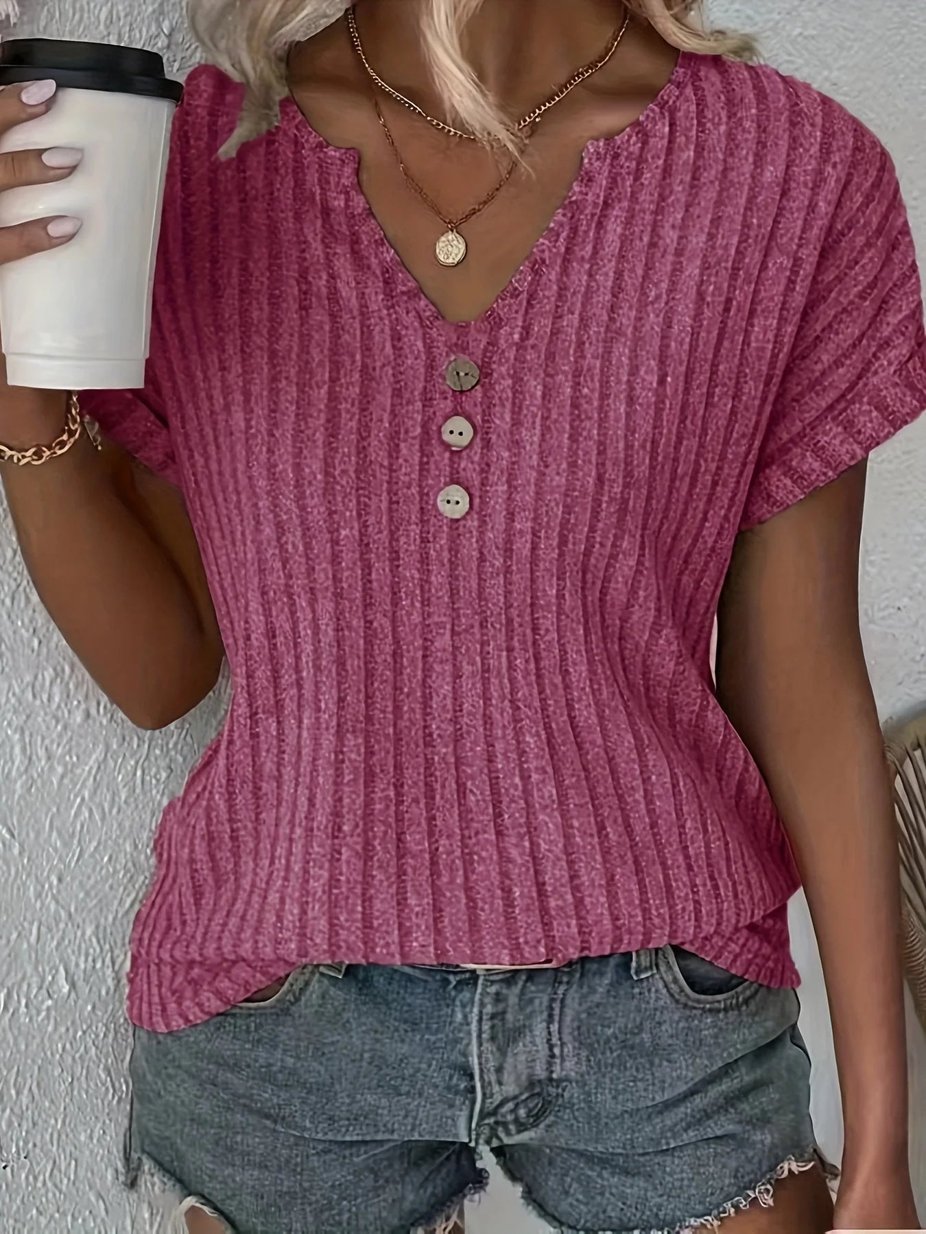 Nova camiseta feminina elegante com decote em V e botões, cor sólida, primavera/verão