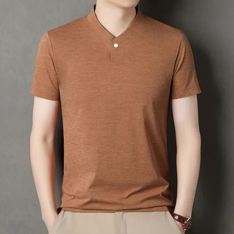 Camiseta masculina casual e moderna de um botão com decote em V e cor sólida, manga curta