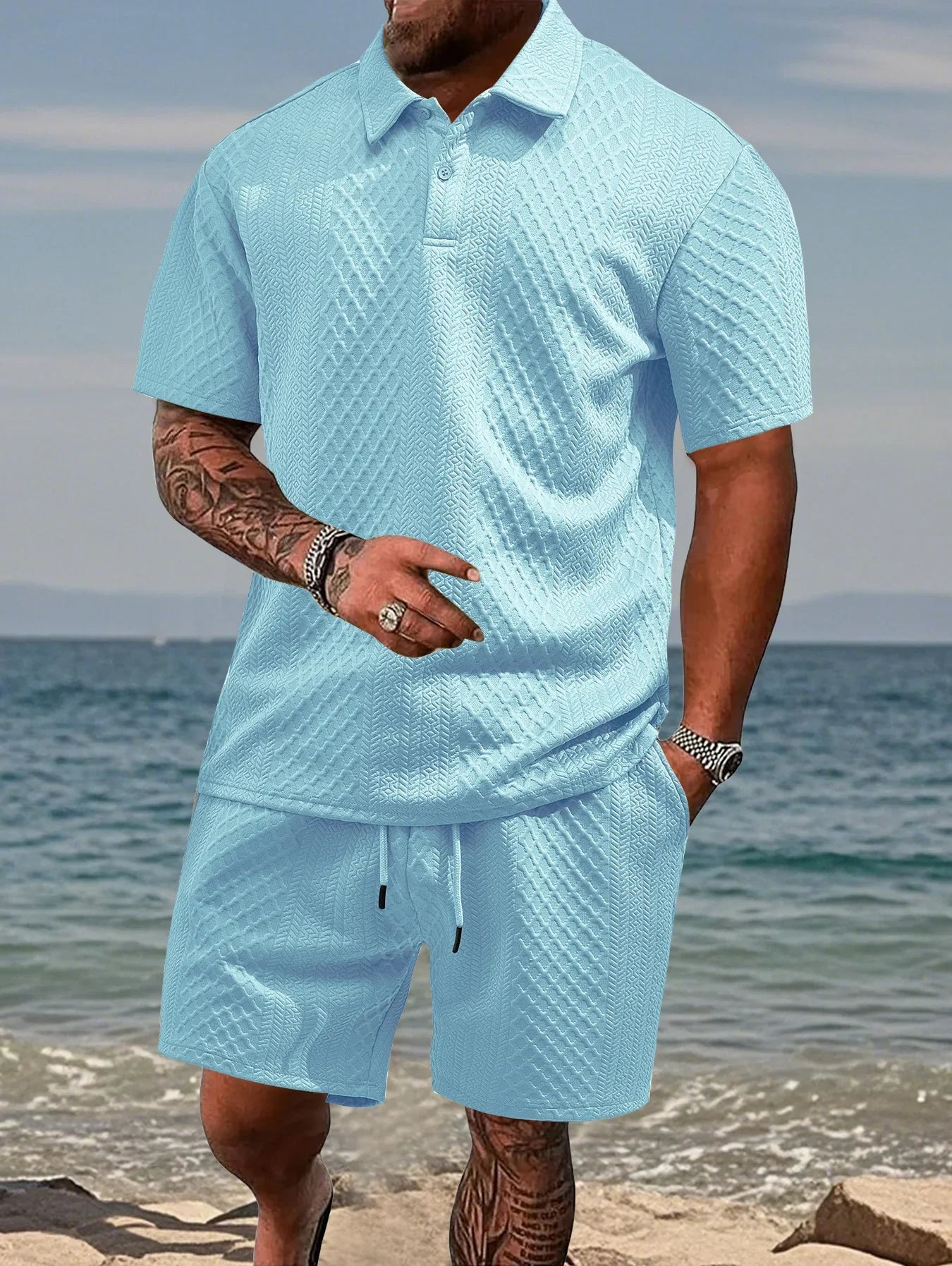 Novo conjunto de 2 peças de camisa polo esportiva fina masculina com estampa geométrica europeia de verão e tecido jacquard, manga curta e shorts