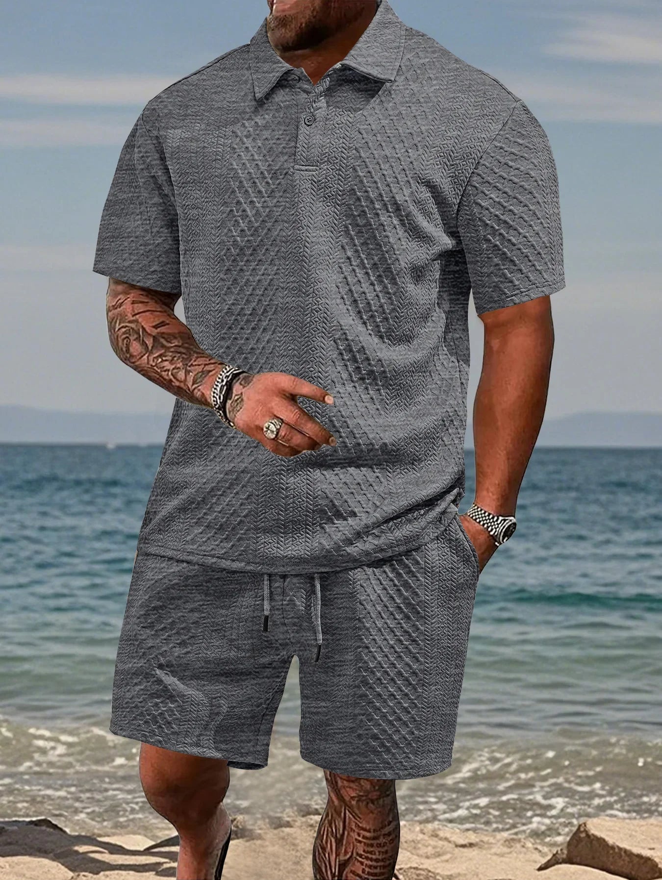 Novo conjunto de 2 peças de camisa polo esportiva fina masculina com estampa geométrica europeia de verão e tecido jacquard, manga curta e shorts