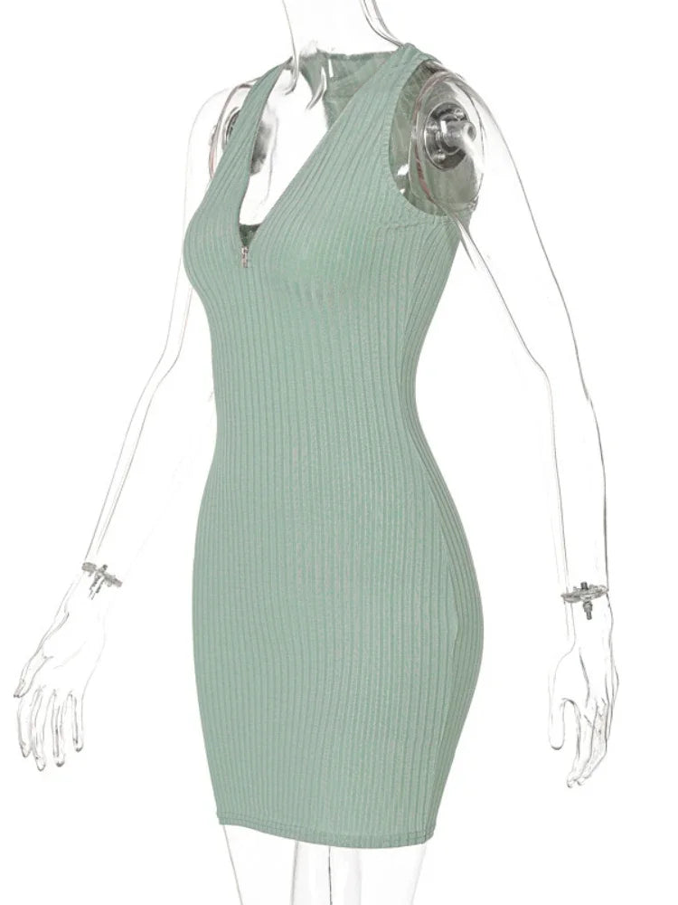 Vestido justo e sensual com zíper, decote em V profundo e malha canelada, sem mangas