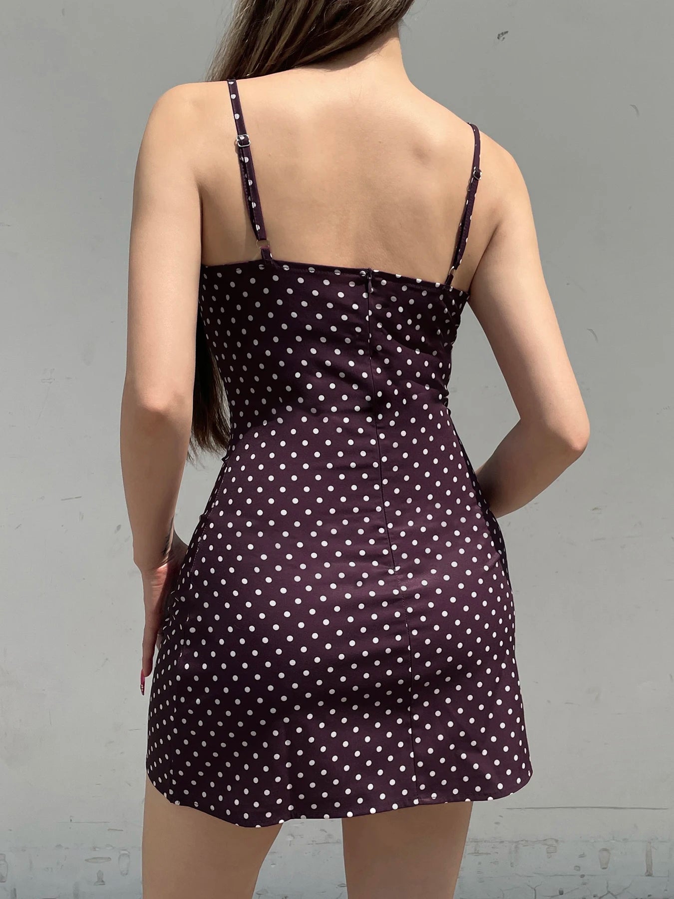 Vestido básico casual com estampa de bolinhas, decote canoa, sem mangas, minivestido feminino marrom, moda verão 2025