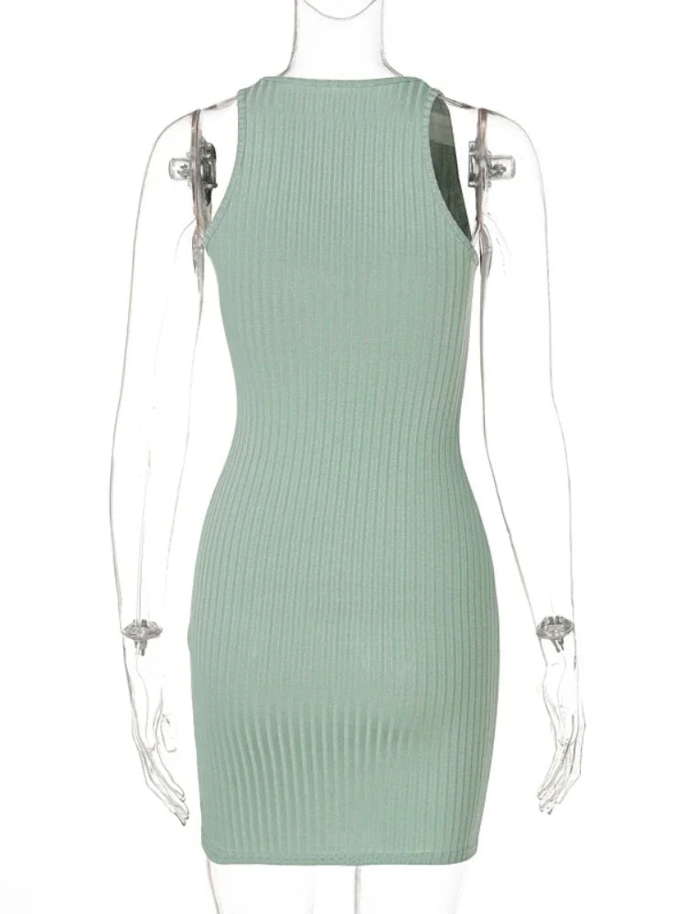 Vestido justo e sensual com zíper, decote em V profundo e malha canelada, sem mangas