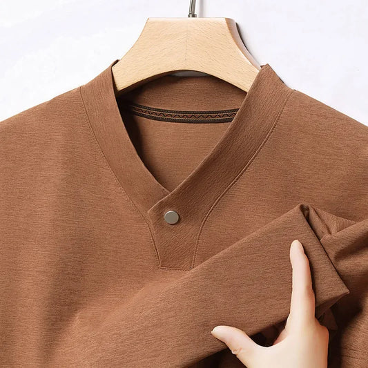 Camiseta masculina casual e moderna de um botão com decote em V e cor sólida, manga curta