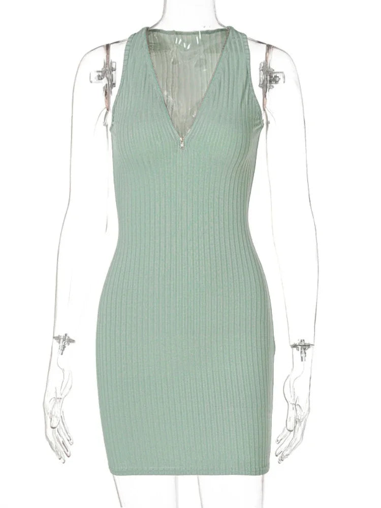 Vestido justo e sensual com zíper, decote em V profundo e malha canelada, sem mangas