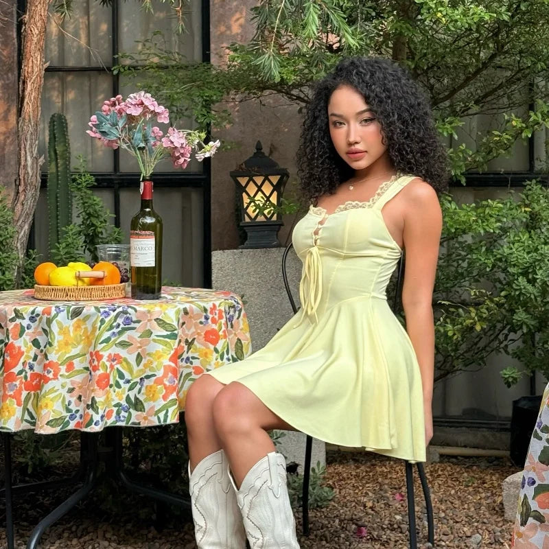 Vestido Candyhot de cor sólida com decote quadrado, amarração nas costas e modelagem evasê francesa elegante