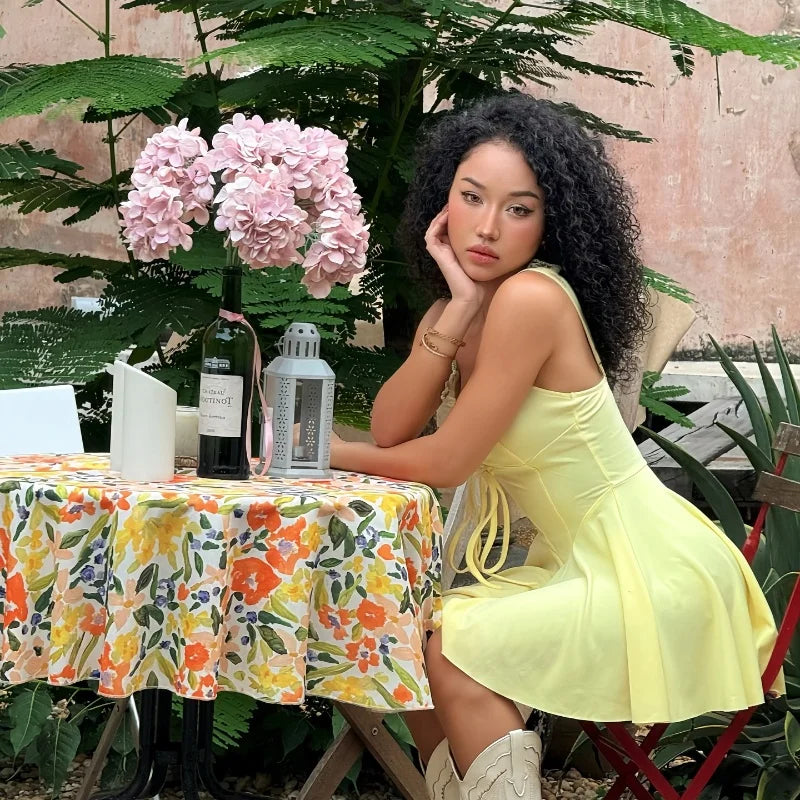 Vestido Candyhot de cor sólida com decote quadrado, amarração nas costas e modelagem evasê francesa elegante